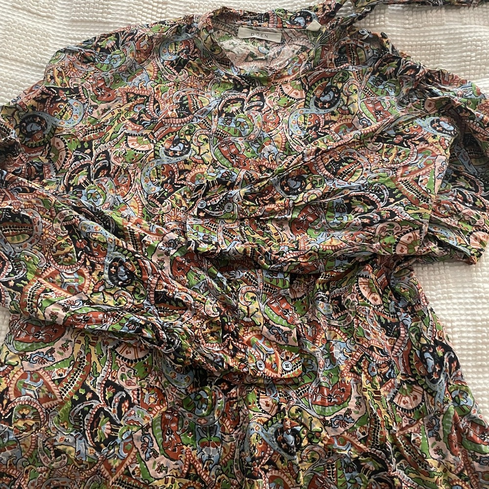 Doen top size XL but more fitted waist can easily fit a large